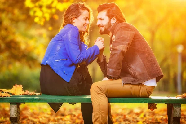 Paar Herfst Seizoen Gekleurde Park Genieten Van Buiten — Stockfoto