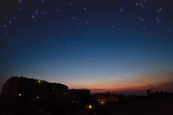 Sternenklare Nacht Über Der Stadt Bei Nacht — Stockfoto