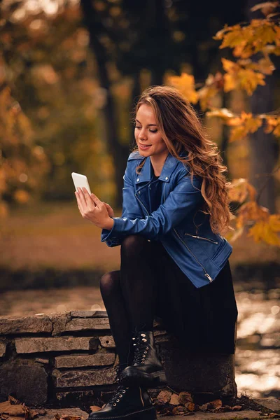 Aranyos Lány Segítségével Cellphone Parkban Őszi Színek — Stock Fotó