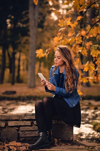 Aranyos Lány Segítségével Cellphone Parkban Őszi Színek — Stock Fotó