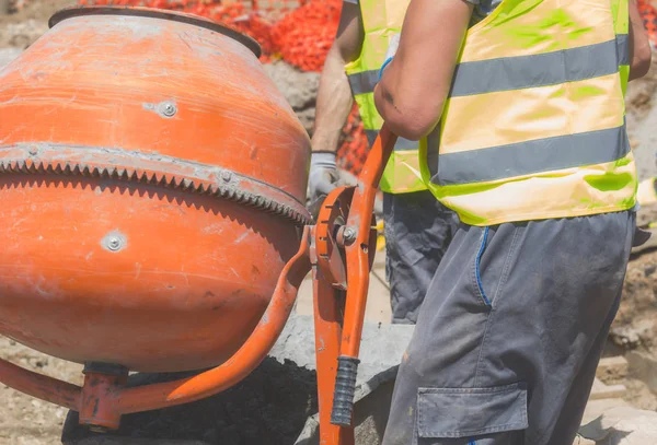 Trabalhador Construção Misturador Cimento Concreto Fazendo Trabalho Duro — Fotografia de Stock