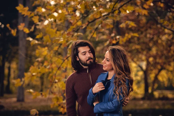 Casal Temporada Outono Colorido Parque Desfrutando Livre — Fotografia de Stock