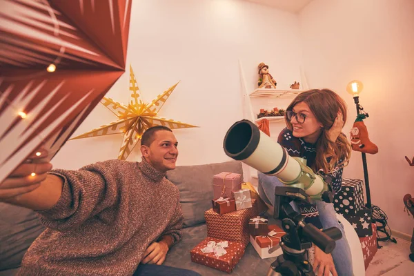 Glückliches Paar Freunde Genießen Heiligabend Silvester Mit Teleskop Hause — Stockfoto