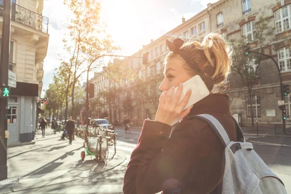 Κορίτσι Μιλάει Στο Τηλέφωνο Ένα Αστικό Περιβάλλον — Φωτογραφία Αρχείου