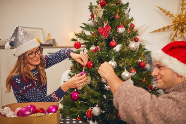 Mutlu Çift Ağacı Yılbaşı Gecesi Dekorasyon Noel Arifesi — Stok fotoğraf
