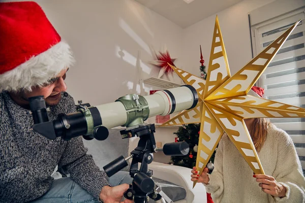Glückliches Paar Freunde Genießen Heiligabend Silvester Mit Teleskop Hause — Stockfoto