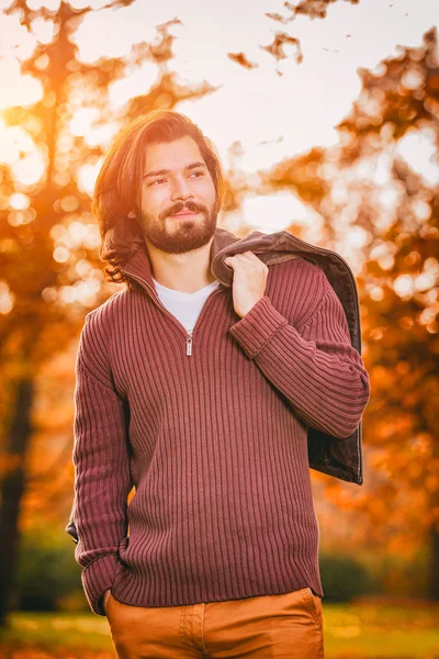 Yakışıklı Genç Adam Giyen Deri Ceket Sonbahar Sezonunda Soğuk Hava — Stok fotoğraf