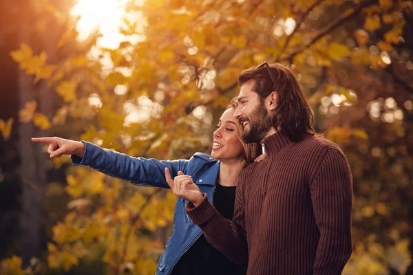 Paar Der Herbstsaison Farbigen Park Genießen Freien — Stockfoto