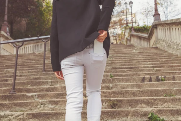 Mujer Subiendo Las Escaleras Tomando Poniendo Teléfono Celular Desde Bolsillo — Foto de Stock