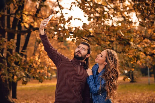 Jeune Couple Utilisant Téléphone Portable Automne Parc Coloré — Photo