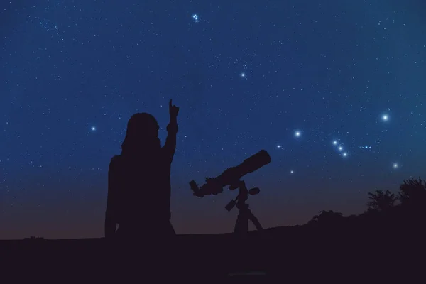 Silueta Una Niña Telescopio Con Estrellas Vía Láctea Elementos Esta —  Fotos de Stock