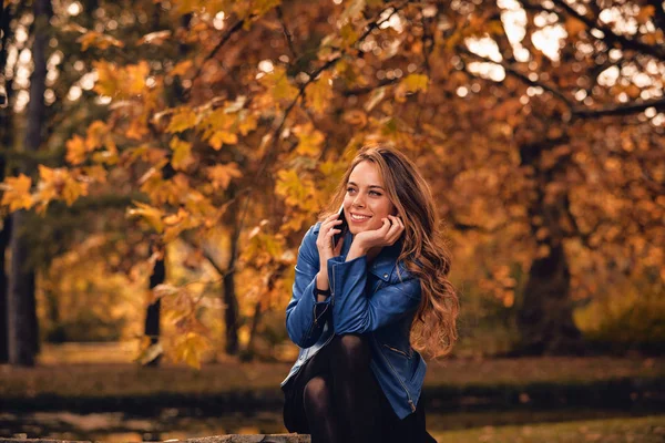 Cute Girl Using Cellphone Park Autumn Colors — Stock Photo, Image