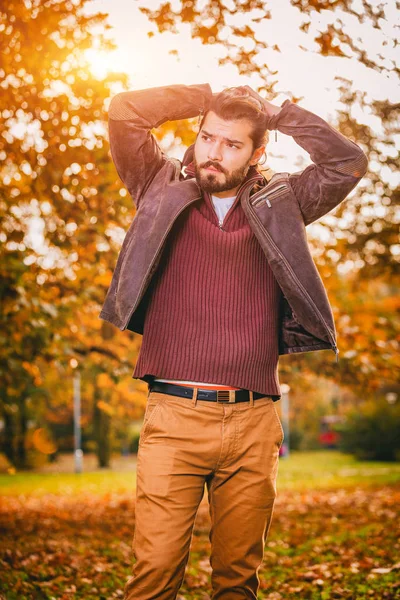 Yakışıklı Genç Adam Giyen Deri Ceket Sonbahar Sezonunda Soğuk Hava — Stok fotoğraf