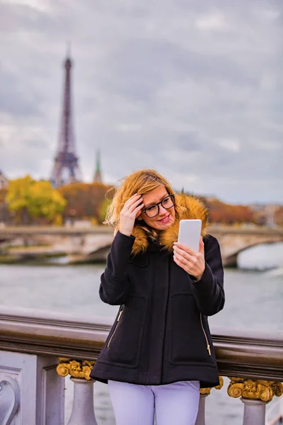 Lány Mobiltelefon Párizs Város Háttér Eiffel Torony — Stock Fotó