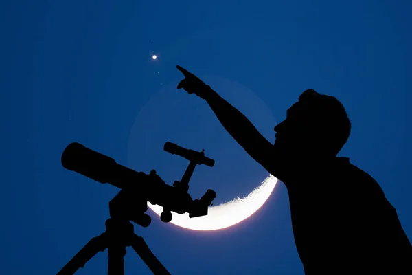 望遠鏡 月や星を持つ男のシルエット 私の天文学の仕事 — ストック写真