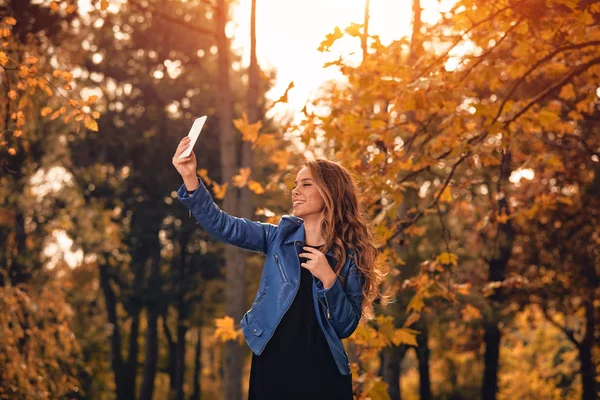 Schattig Meisje Met Behulp Van Mobiele Telefoon Park Met Herfst — Stockfoto