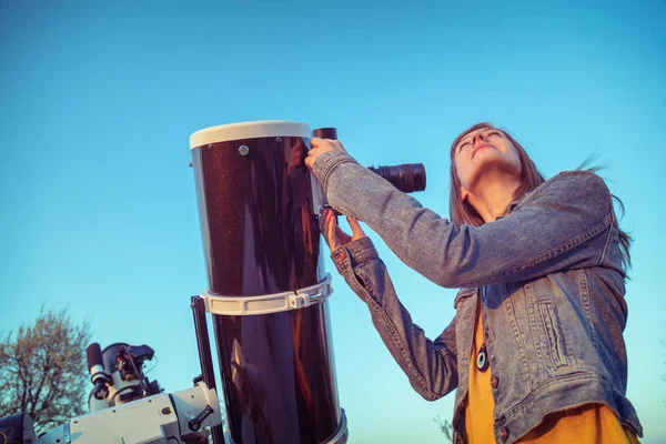 Niedliche Junge Frau Mit Astronomischem Teleskop Und Blick Den Himmel — Stockfoto