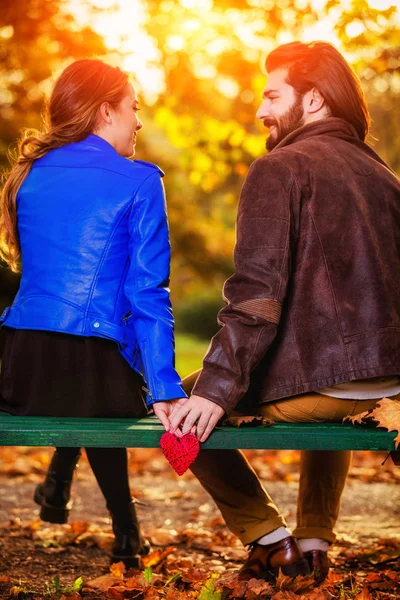 Paar Houden Hart Vorm Een Bankje Het Park — Stockfoto