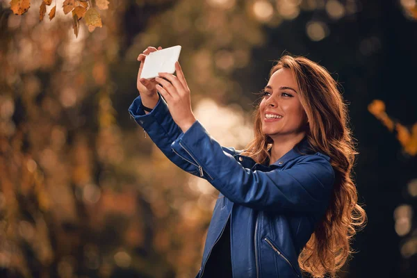 Schattig Meisje Met Behulp Van Mobiele Telefoon Park Met Herfst — Stockfoto