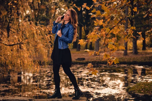 Ładna Dziewczyna Pomocą Telefonów Komórkowych Parku Kolorami Jesieni — Zdjęcie stockowe