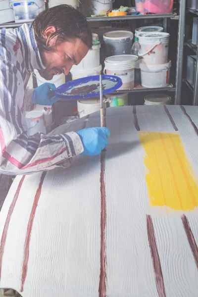 Artista Usando Pincel Para Fazer Textura Madeira Artificial — Fotografia de Stock