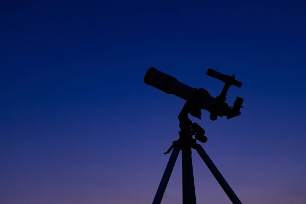Силуэт Телескопа Вечерним Небом Заднем Плане — стоковое фото
