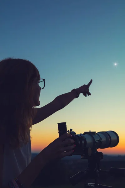 Astronomik Teleskop Tutarak Gökyüzüne Bakarak Genç Kadın — Stok fotoğraf