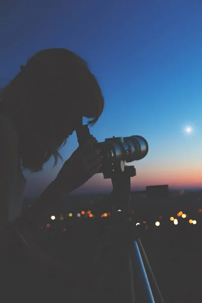 Junge Frau Blickt Mit Astronomischem Teleskop Den Himmel — Stockfoto