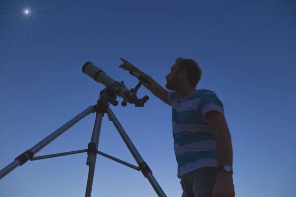 Hombre Mirando Las Estrellas Con Telescopio —  Fotos de Stock