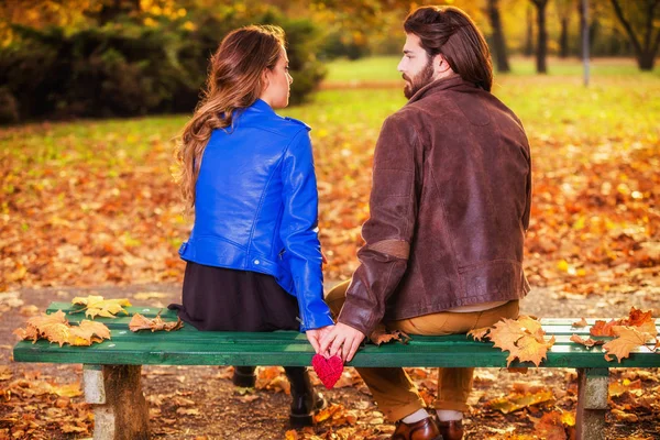 Paar Houden Hart Vorm Een Bankje Het Park — Stockfoto