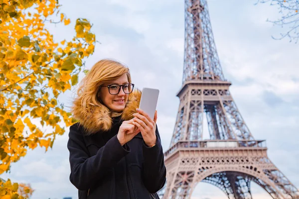 Mädchen Benutzt Handy Mit Pariser Hintergrund Und Eiffelturm — Stockfoto