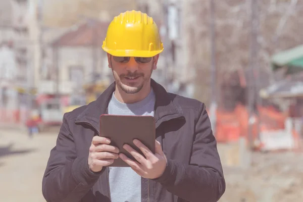 Bauarbeiter Posiert Mit Tablet Freien — Stockfoto