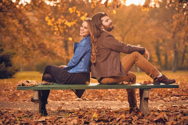 Casal Temporada Outono Colorido Parque Desfrutando Livre — Fotografia de Stock