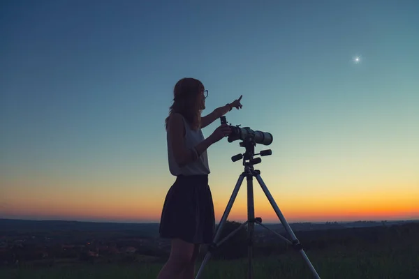 Astronomik Teleskop Tutarak Gökyüzüne Bakarak Sevimli Genç Kadın — Stok fotoğraf