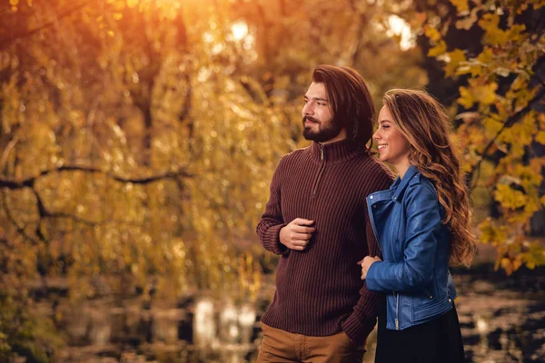 Renkli Park Açık Havada Zevk Çift Sonbaharda Sezon — Stok fotoğraf