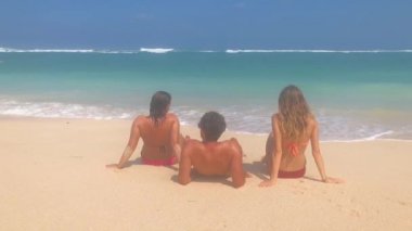 Tropikal kumsalda oturup zevk arkadaş zaman.