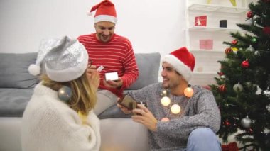 Üç arkadaş Noel paylaşımı / yılbaşı sunar.