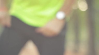 Kol saati seyir Parkı koşu ve atlama genç adam