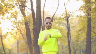 Duraklat kol saati görünümlü yapma Park'ta jogging adam