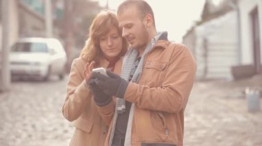 Smartphone birlikte üzerinde kentsel arka plan bulanık kullanarak çift