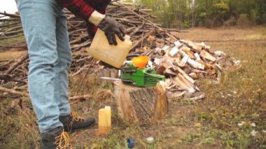 Testere ile kesme woods yığını ile oduncu.