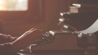 Klasik daktiloda yazan kadın