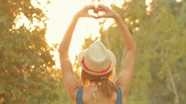 Kalp şekil verme parkta vaktinizi şapkalı kadın