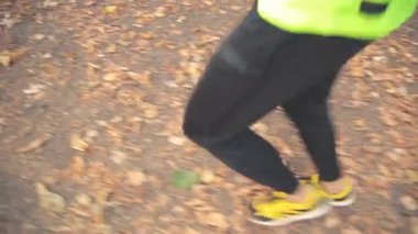 Alt görünümü bir adam parkta koşu