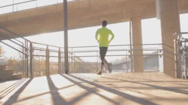 Köprü, kentsel egzersiz eğitim jugging sportif genç adam.
