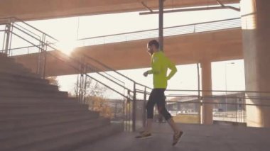 Köprü, kentsel egzersiz eğitim jugging sportif genç adam.