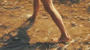 Genç kadın geçiş Stream stick kullanarak ormandaki alttan görünüm