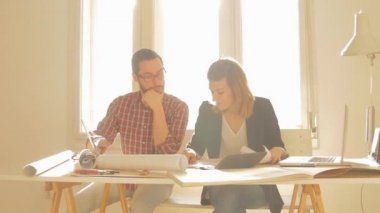 Ofiste çalışan genç Mimarlar grubu.