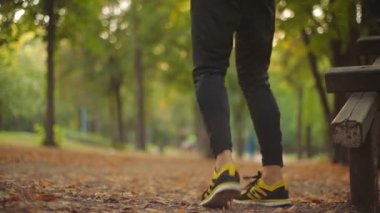 Sportif adam parkta eğitim sırasında ısınma