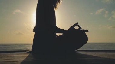 Pratik yoga seaside, Yong kadın